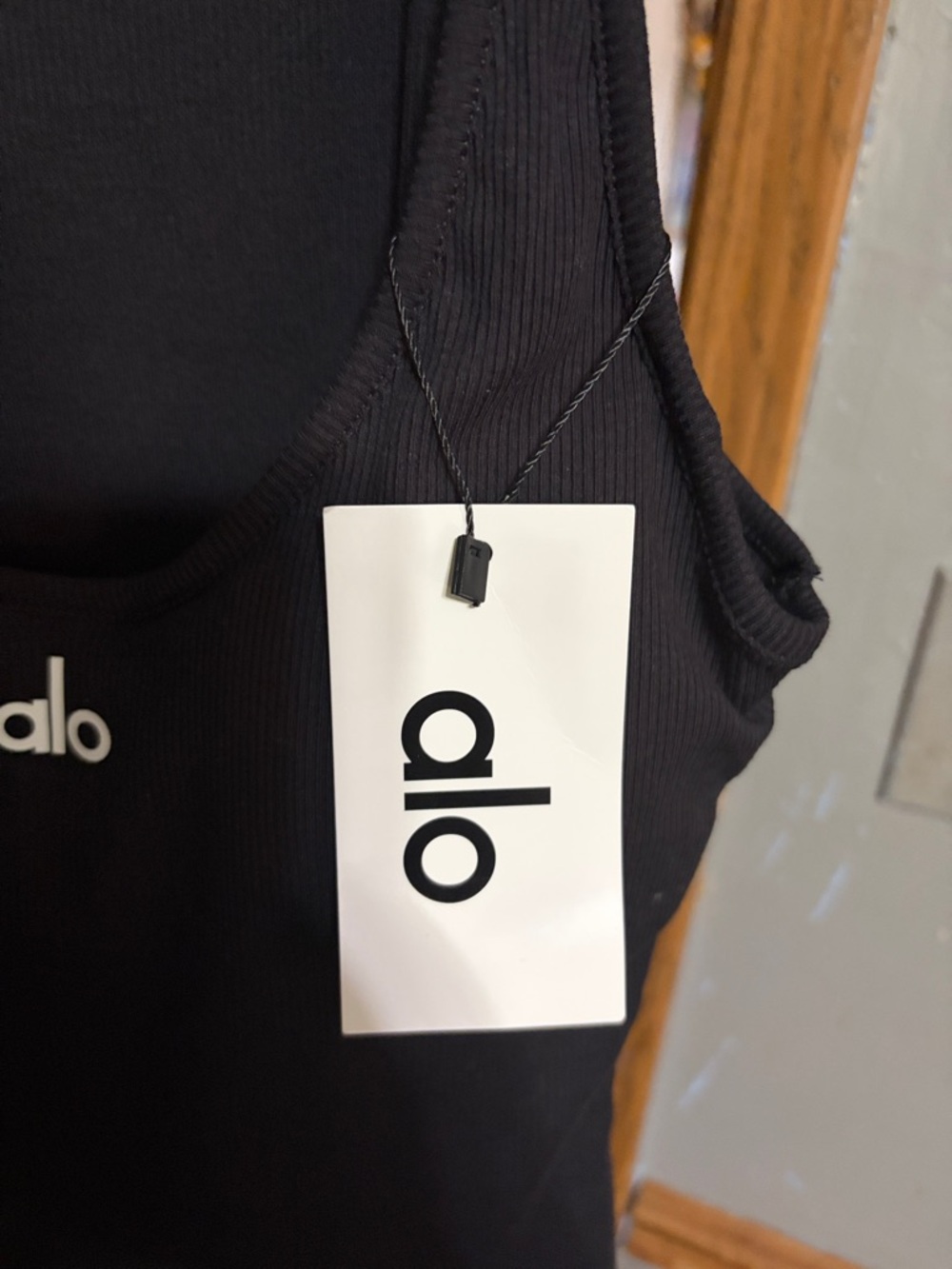 NWT Women’s ALO Yoga Black Ribbed Scoop Tank with Center Logo. Built in Bra - Picture 8 of 8